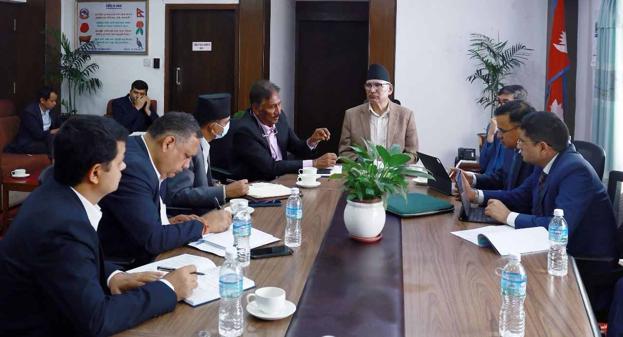 वितरण गर्ने र लोकप्रिय हुने भन्दा यथार्थपरक योजना ल्याउन श्रम मन्त्रीलाई अर्थमन्त्रीको निर्देशन