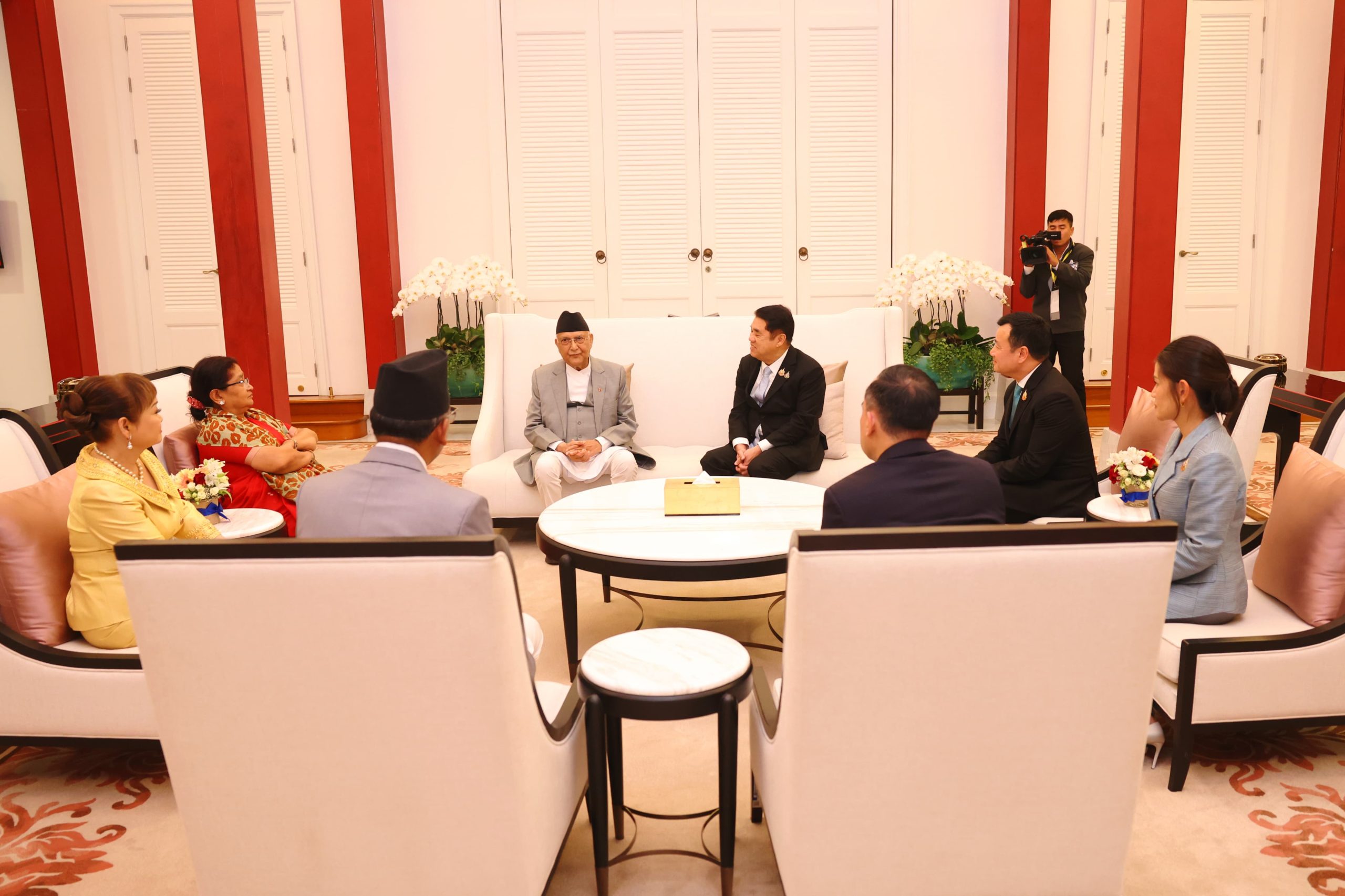 प्रधानमन्त्री ओली र थाइल्याण्डका प्रधानमन्त्री सिनावातबीच भेटवार्ता हुँदै