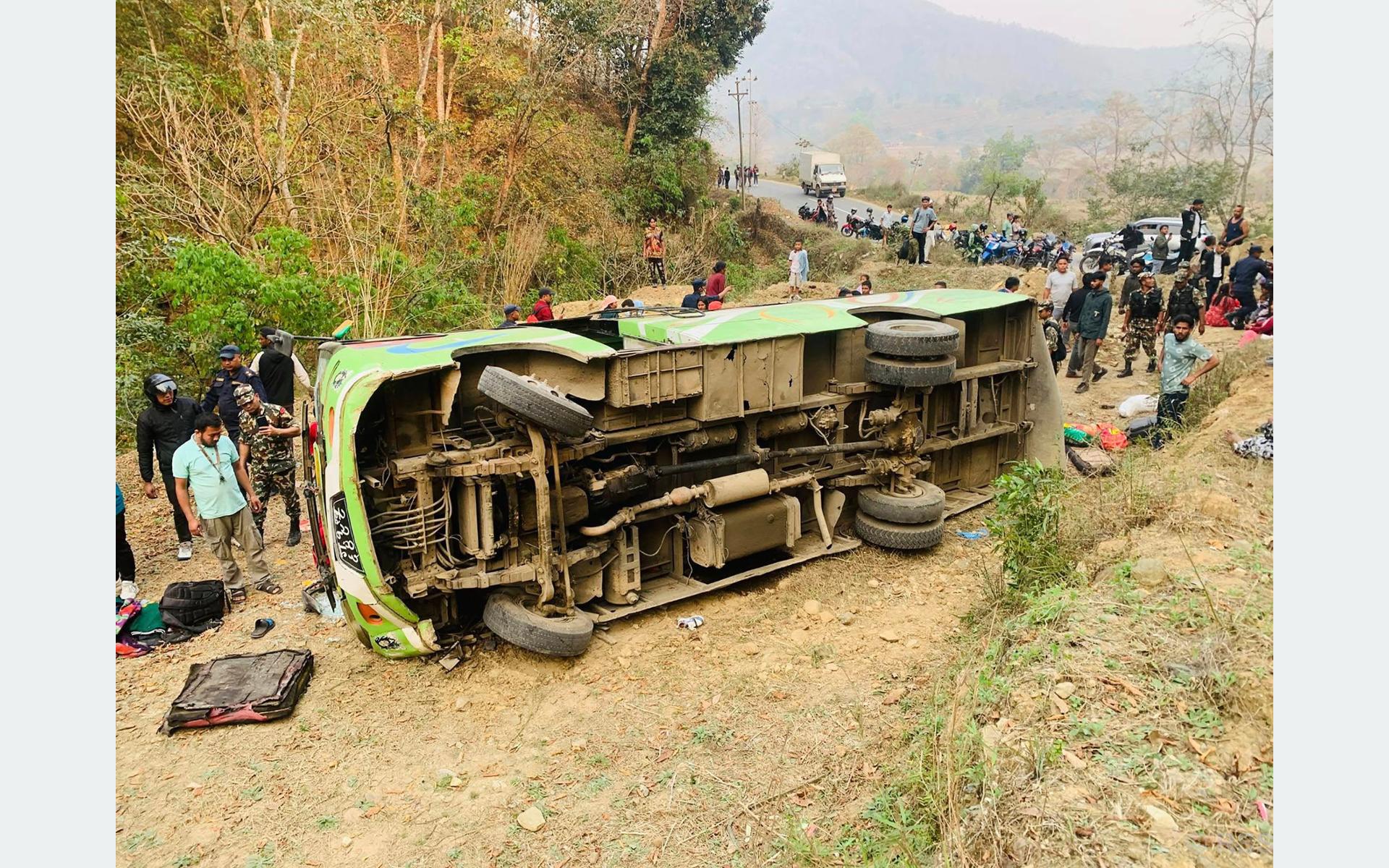 बस पल्टिँदा २० यात्रु घाइते, चारको अवस्था गम्भीर
