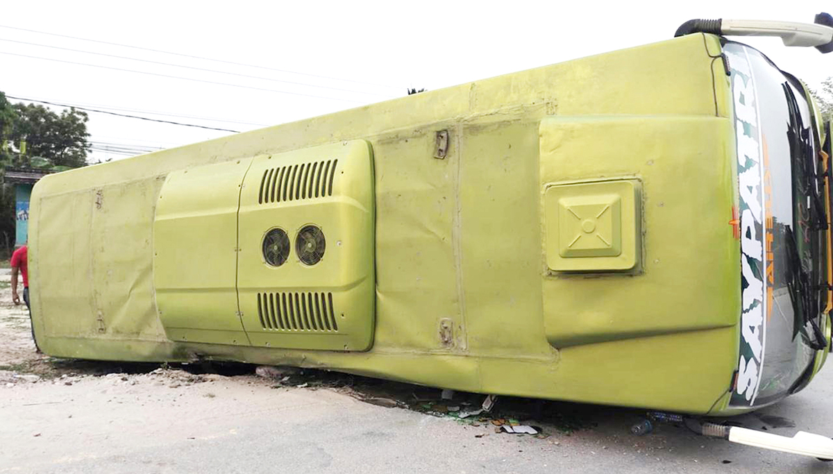 आन्दोलनरत शिक्षकहरू चढेको बस दुर्घटना, १६ जना घाइते