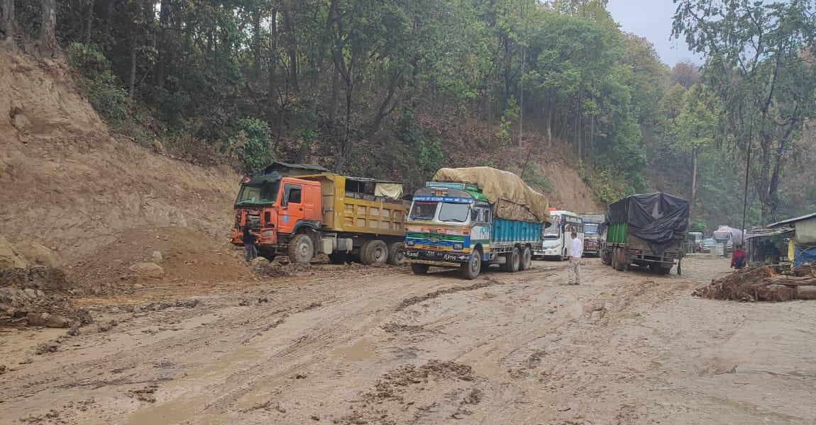 वर्षाका कारण बुटवल–नारायणगढ सडक अवरुद्ध