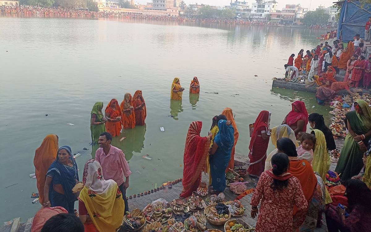 उदाउँदो सूर्यलाई अर्घ्य दिँदै सकियाे चैती छठ