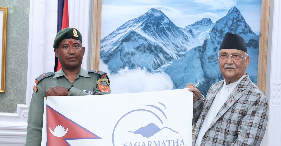 सगरमाथा चढ्ने तयारीमा रहेका असइ छत्याललाई प्रधानमन्त्रीले गरे बिदाइ