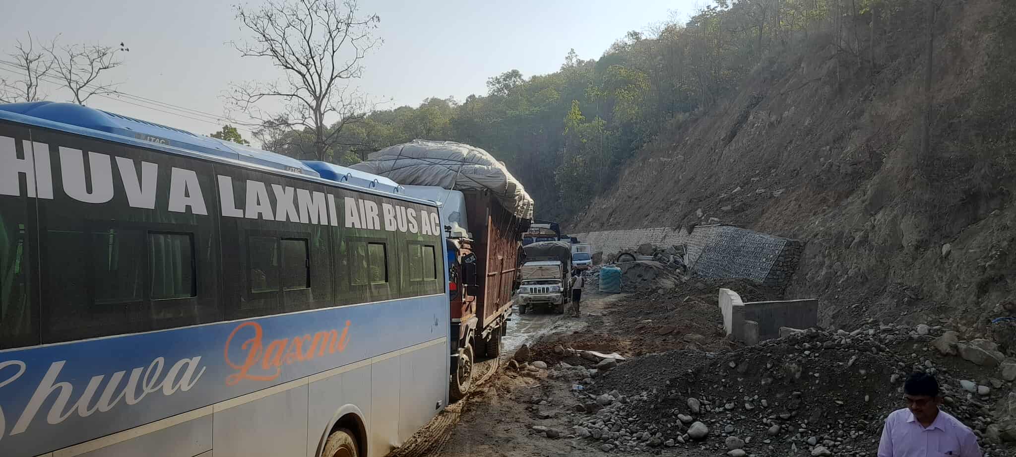 हिलो र चिप्लोका कारण दाउन्नेमा यातायात अवरुद्ध, राति ६ घन्टा आवागमन बन्द