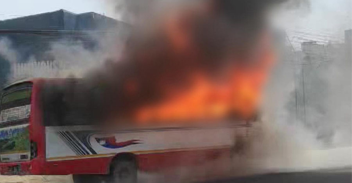 काठमाडौंको ढुंगेअड्डामा गुडिरहेको बसमा आगलागी