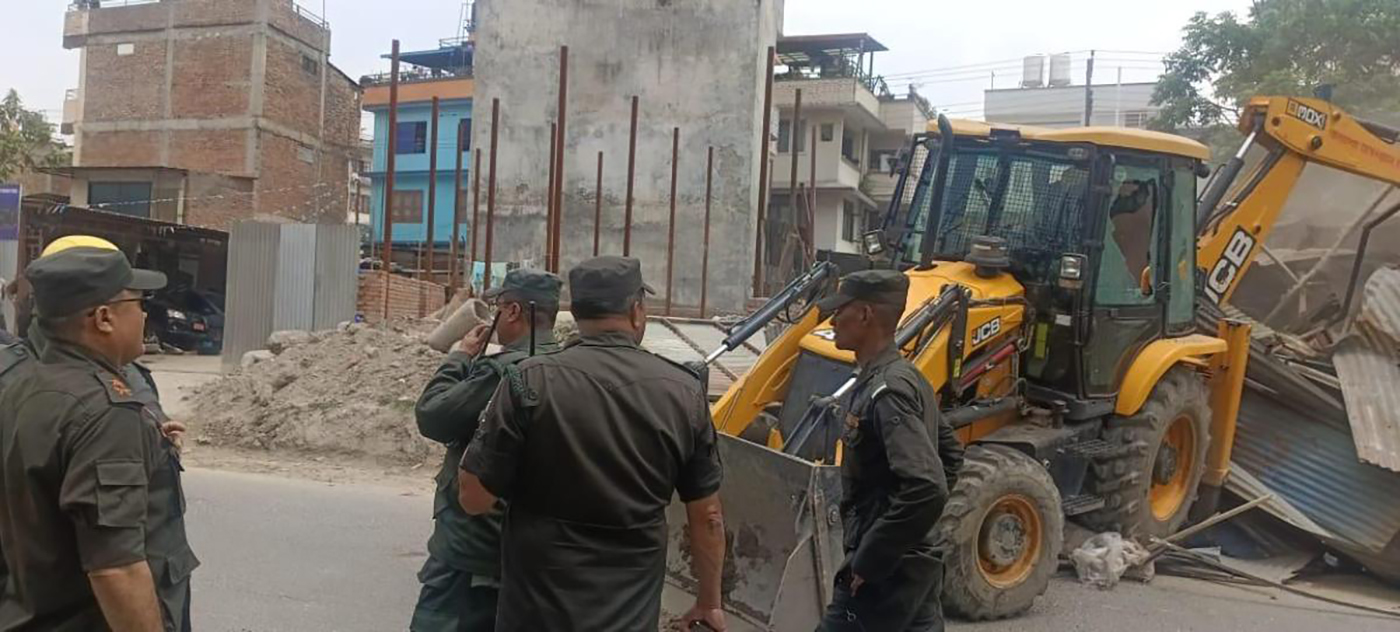 काठमाडौं महानगरपालिकाले चलायो कवाडी सङ्कलन केन्द्रमा डोजर