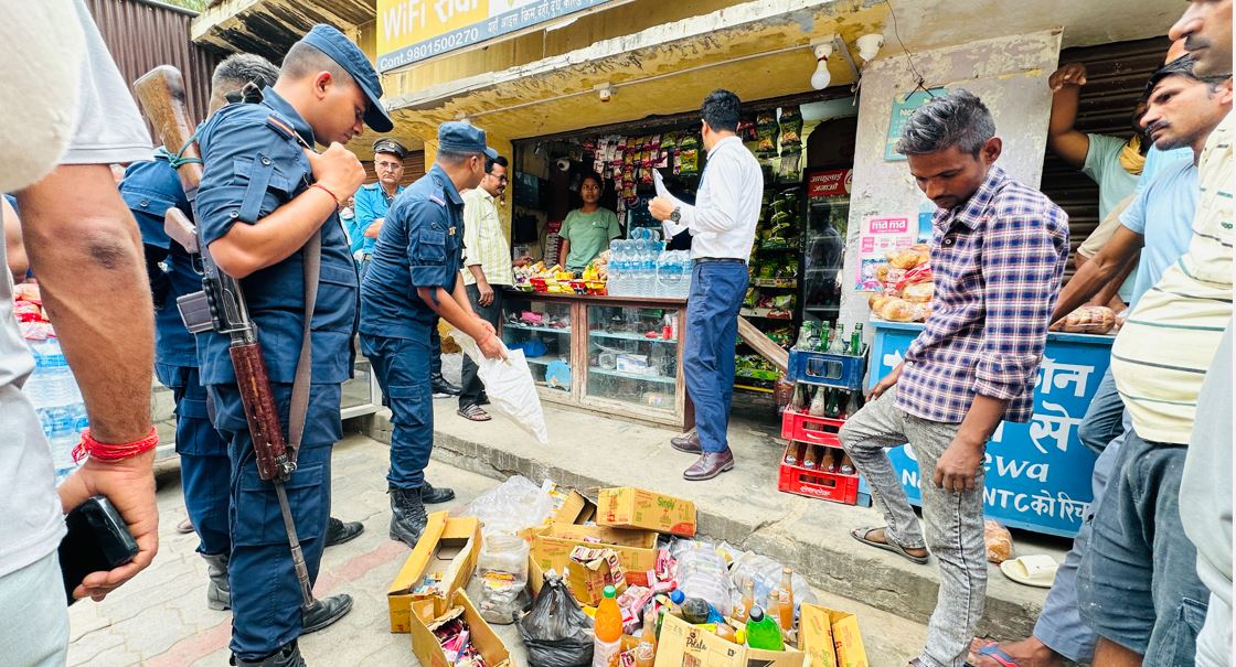 लहानका राजमार्गका होटलमा म्याद गुज्रेका पेयपदार्थ,  सडेगलेका खानेकुरा 