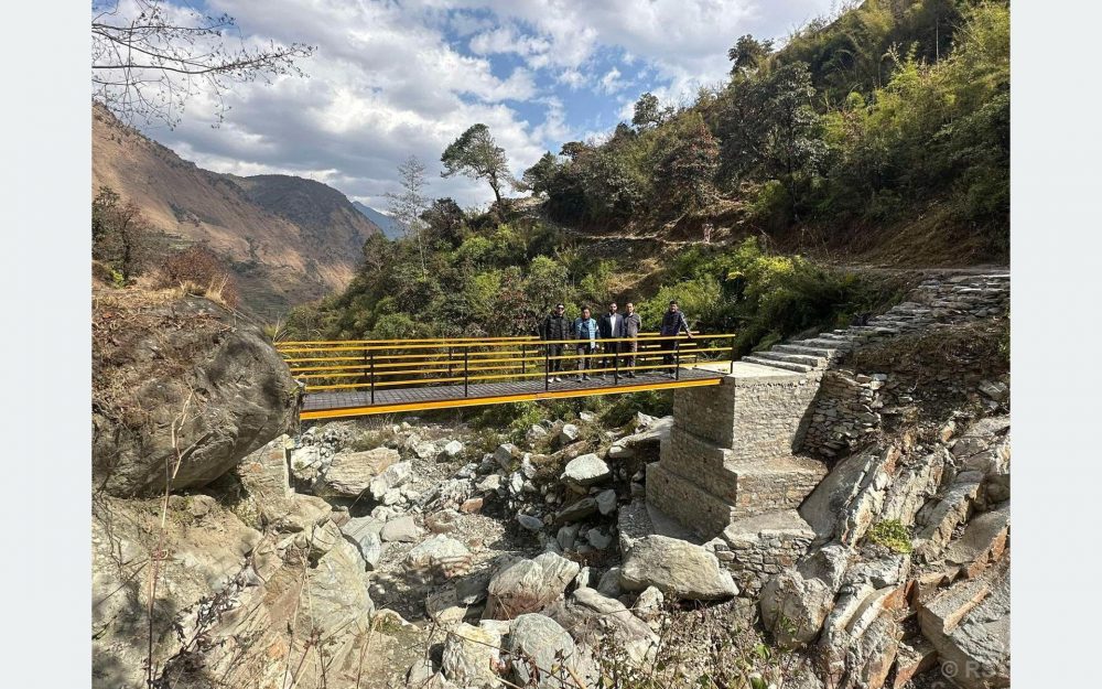 ढोरपाटन-गुर्जा पदमार्गमा काठे पुल निर्माण