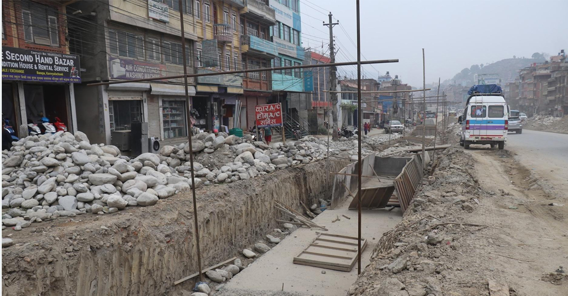 पुल बजार क्षेत्रका स्थानीयले अरनिको राजमार्ग विस्तार गर्न दिएनन्, निर्माण कार्य रोकियो