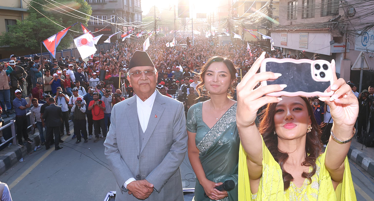 युथ सेलिब्रेशनमा ‘सेल्फी विथ केपी ओली’