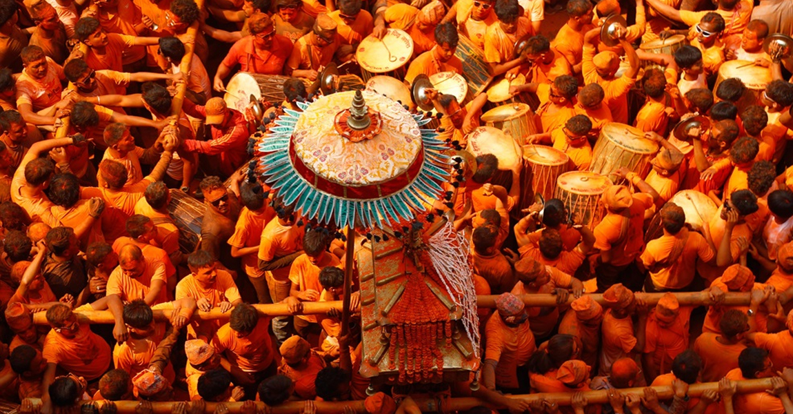 सिन्दुर खेलेर भक्तपुरमा मनाइयो सुथसिया जात्रा