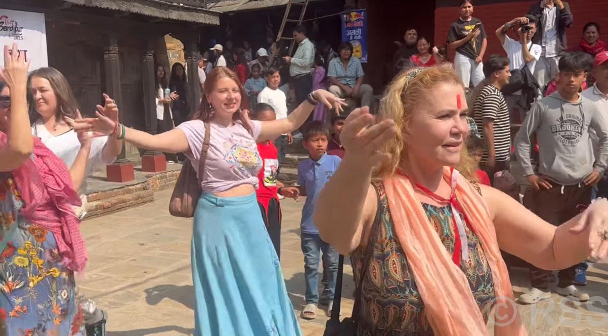 विदेशी पर्यटकलाई तान्यो कौरा नृत्यले 