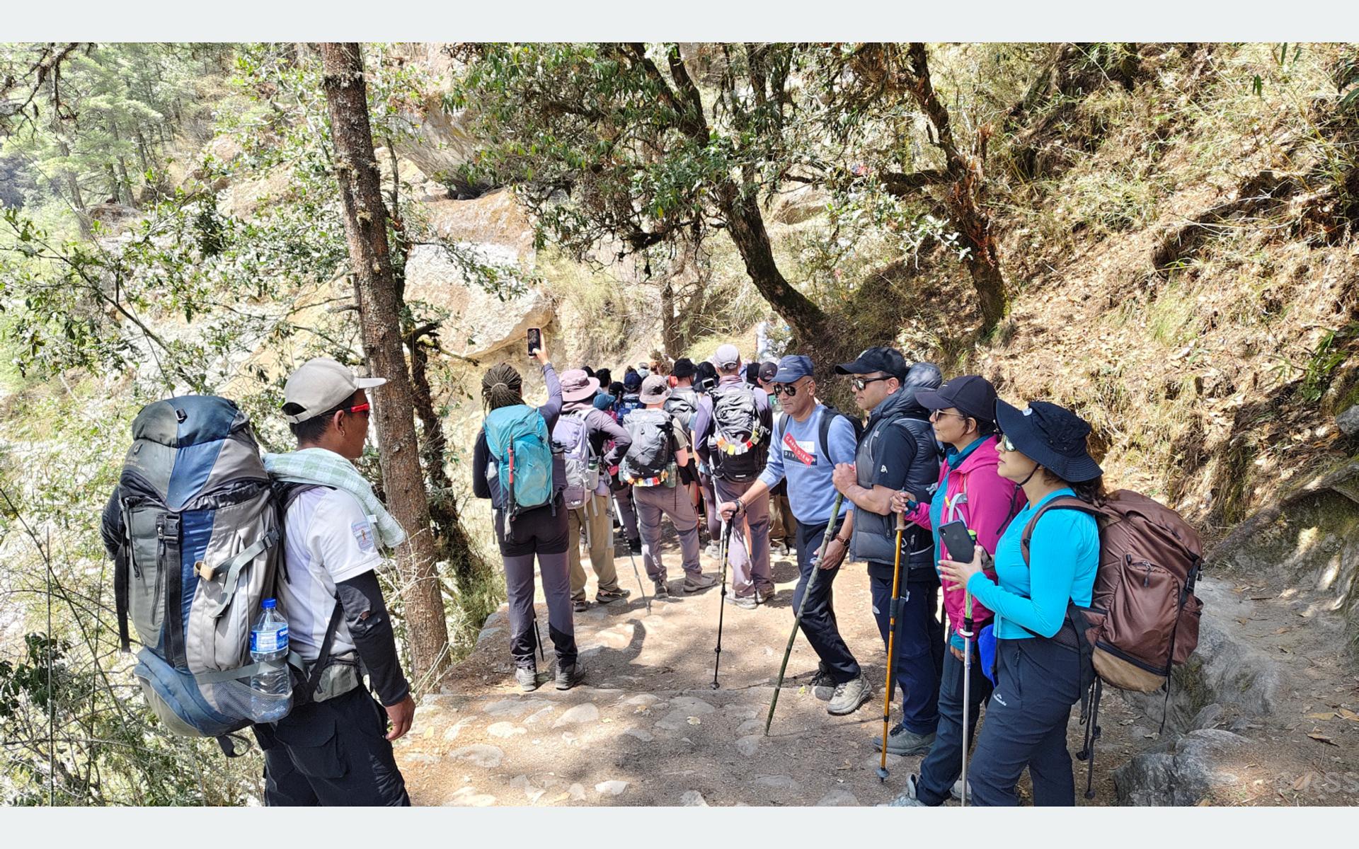 सगरमाथा क्षेत्र पर्यटकले भरिभराउ, खुम्बुमा एकैदिन सात सय पर्यटकको आगमन
