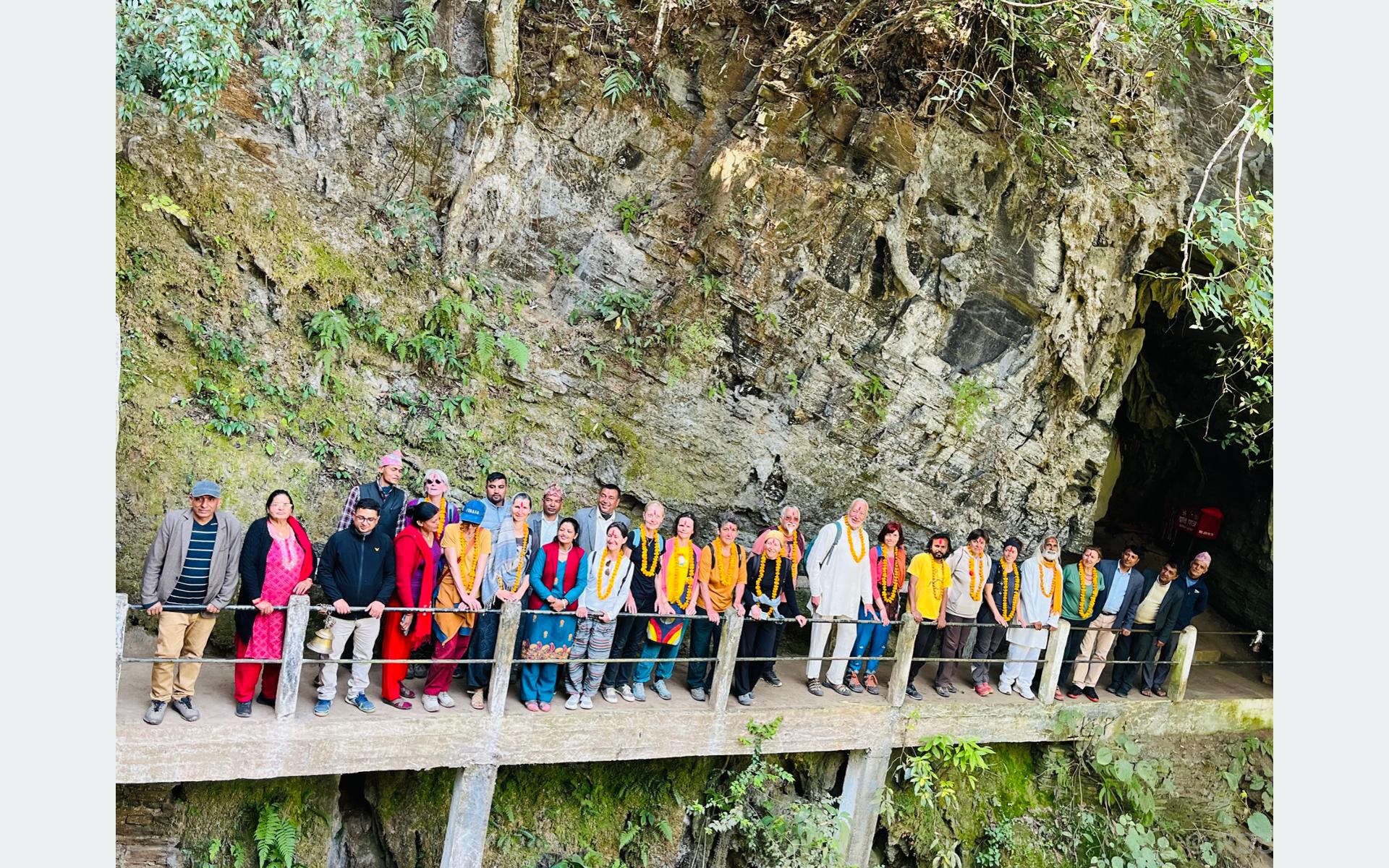 पर्यटकको रोजाइमा विचित्र गुफा