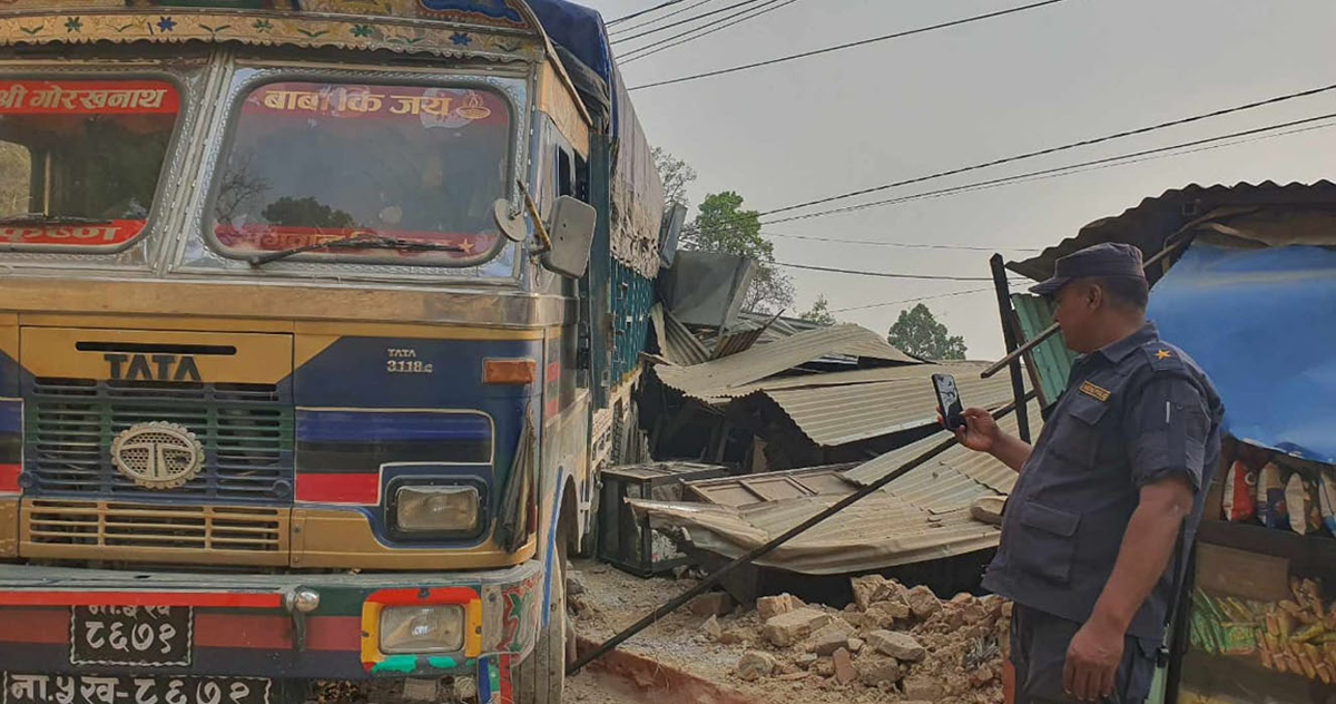 गुडिरहेको ट्रक होटेलभित्र छिरेपछि…