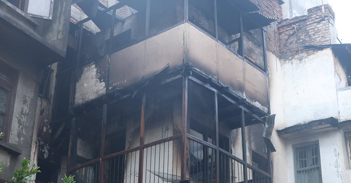 मखनटोलमा लागेको आगो निभाइयाे