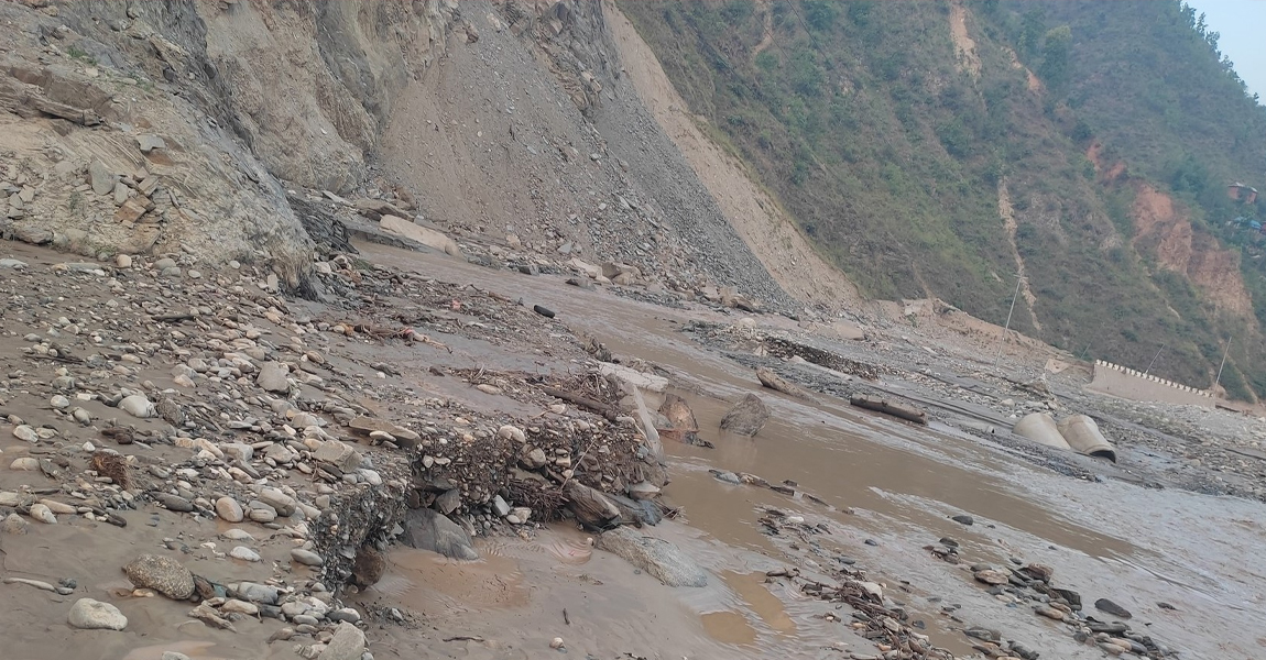 अवरुद्ध बिपी राजमार्ग १६ घण्टापछि सञ्चालनमा