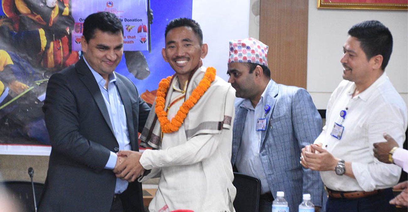 कीर्तिमानी आरोही शेर्पालाई स्वास्थ्यमन्त्रीको सम्मान