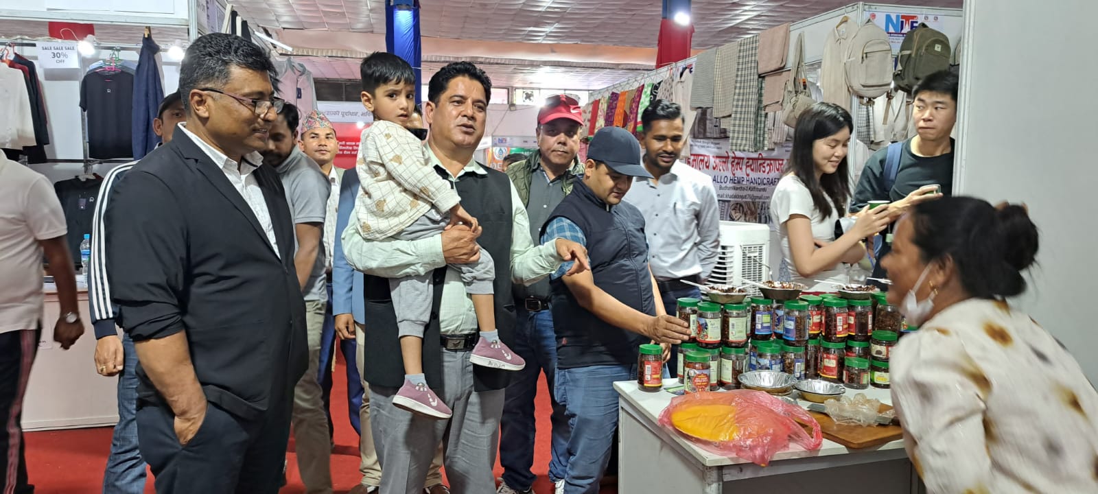 उद्योग मन्त्री भण्डारी तथा महासंघका अध्यक्ष ढकालद्वारा मेला अवलोकन