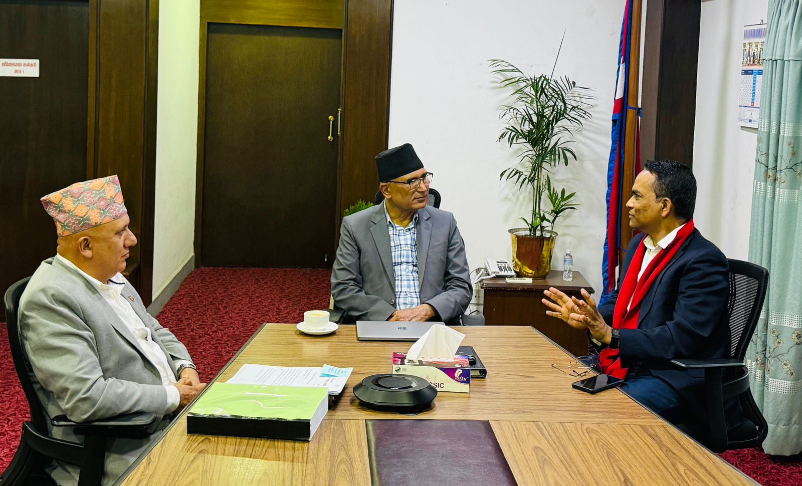 अर्थमन्त्री पौडेलद्वारा योजना आयोगका उपाध्यक्ष र राष्ट्र बैंक गभर्नरसँग परामर्श