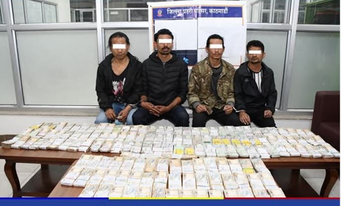 स्रोत नखुलेको ९५ लाख भन्दा बढि रकमसहित ४ जना पक्राउ