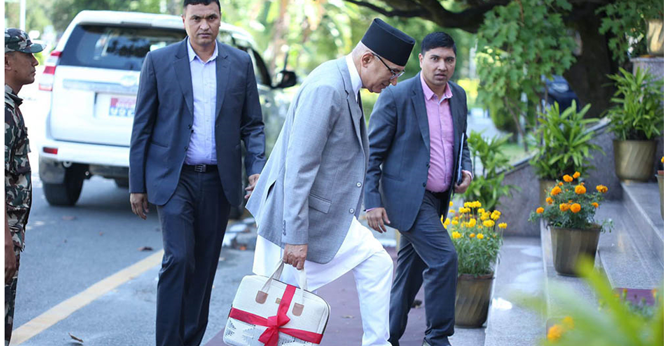 बजेट ब्रिफकेससहित अर्थमन्त्री पौडेल (फोटो फिचर)