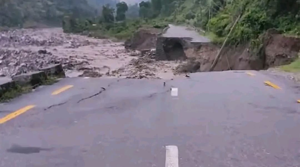 कोशी राजमार्ग बाढीले बगायो, यातायात अवरुद्ध