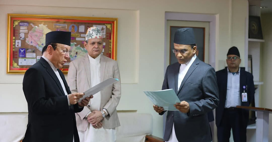 गभर्नर पौडेलले लिए शपथ