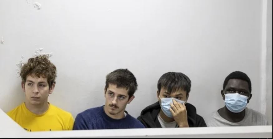 कमिलाको तस्करी गर्न खोज्ने किशोरकिशोरीलाई सात हजार डलर जरिवाना