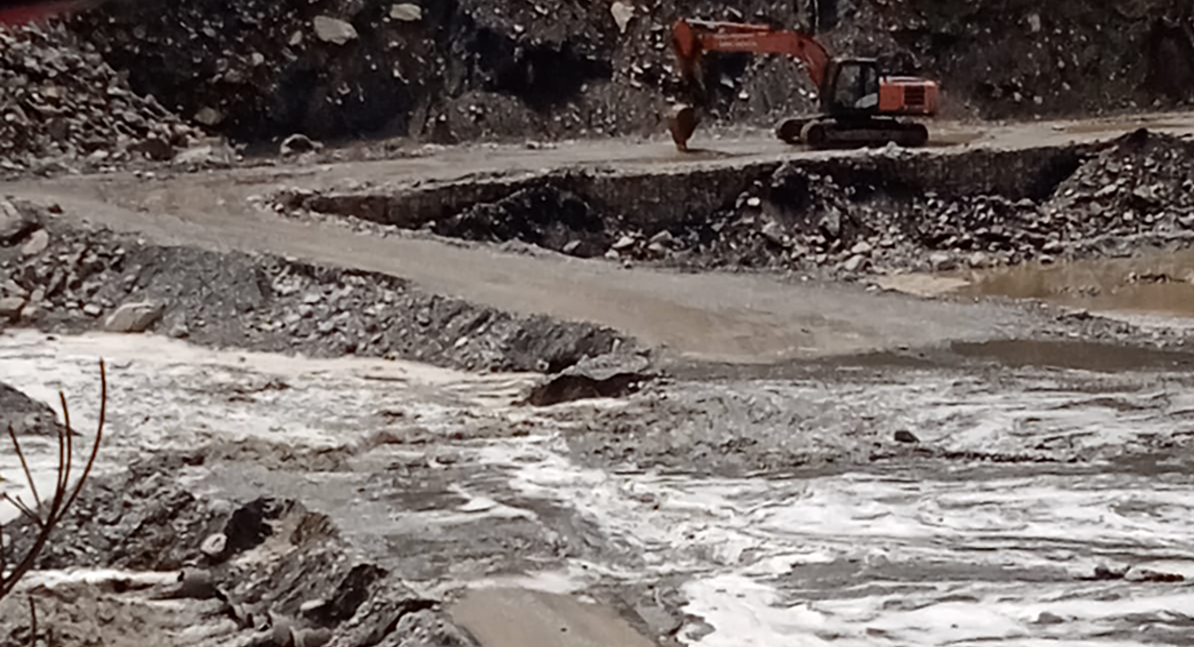 बाढीले डाइभर्सन बगाउँदा कान्ति लोकपथ अवरुद्ध