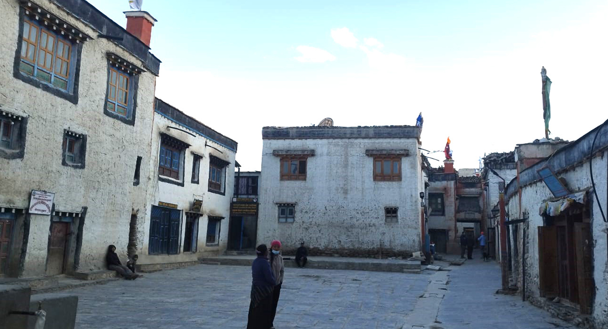 भोटेकुकुरले रक्षा गरिरहेझैँ भएको छ ऐतिहासिक लोमान्थाङ दरबार (फाेटाे फिचर)