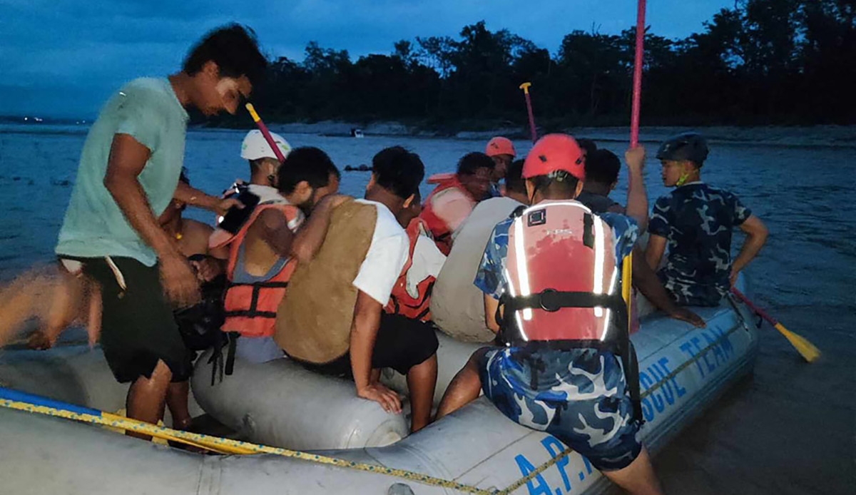 नारायणी नदीको बीच भागमा फसेका २२ जनाको सकुशल उद्वार