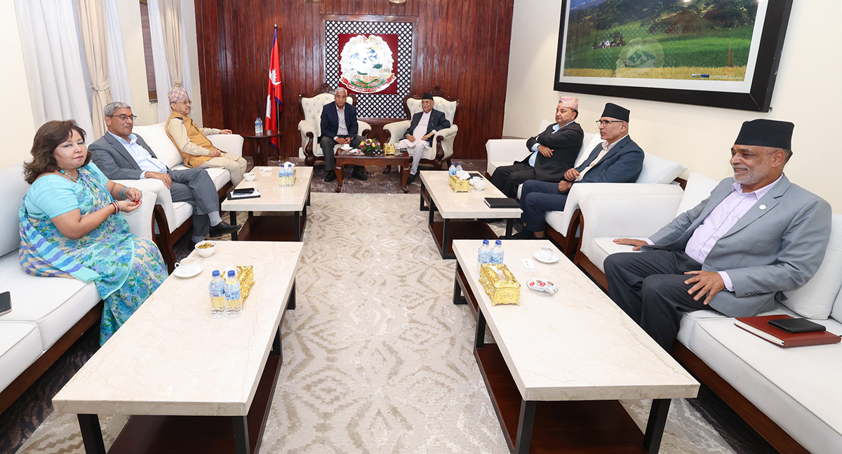 प्रधानमन्त्री ओली र देउवा छलफलमा, गृहमन्त्री लेखक पनि सहभागी