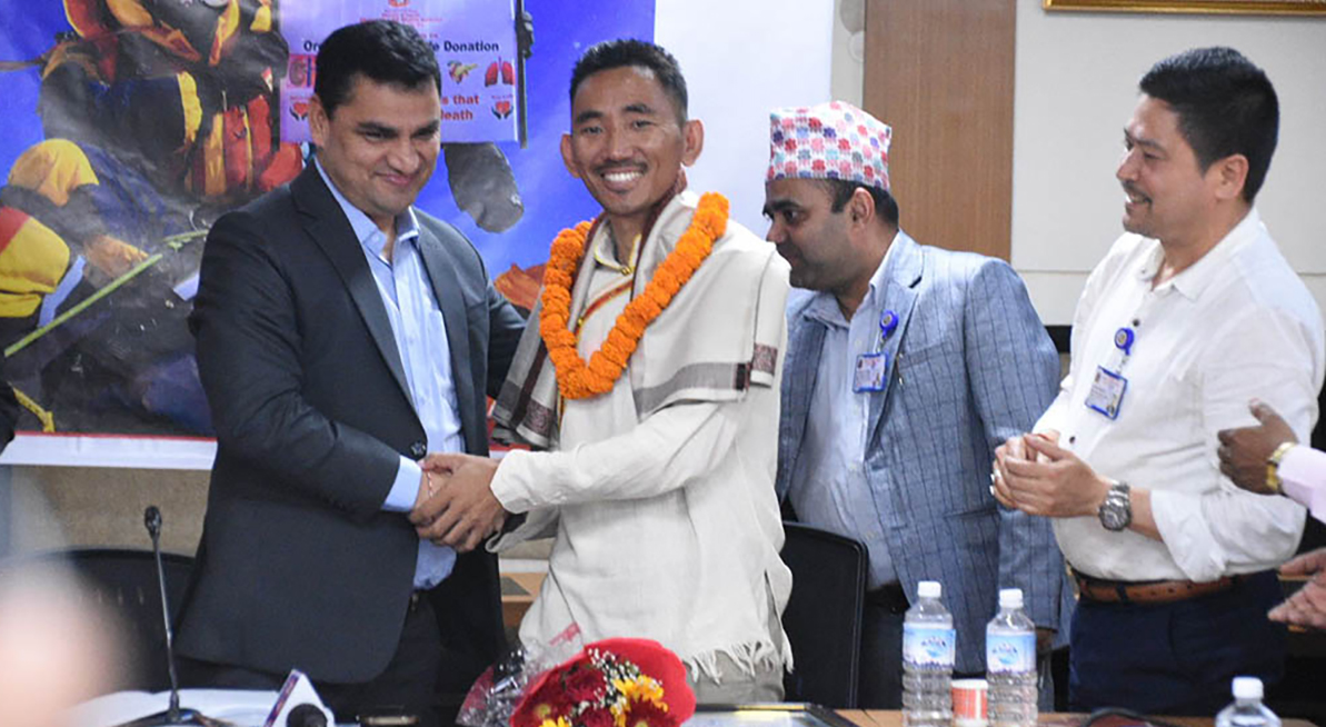 मृगौला प्रत्यारोपणपछि सगरमाथा आरोहण गर्ने शेर्पालाई स्वास्थ्यमन्त्रीको सम्मान