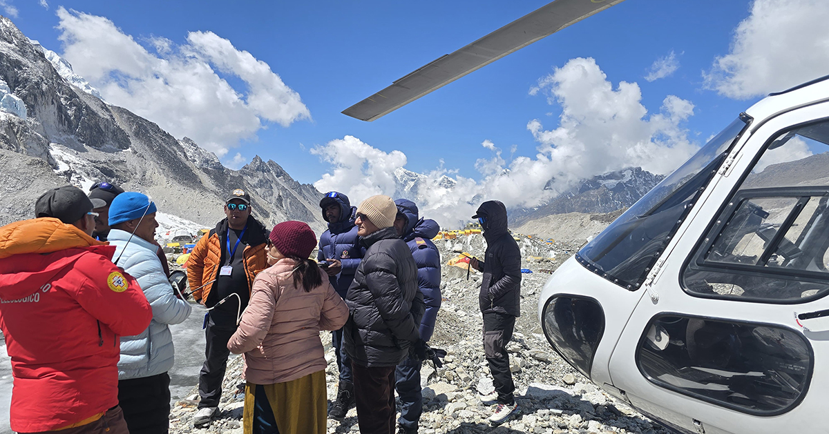 सगरमाथा आधार शिविर पुगे गृहमन्त्री  र पर्यटनमन्त्री