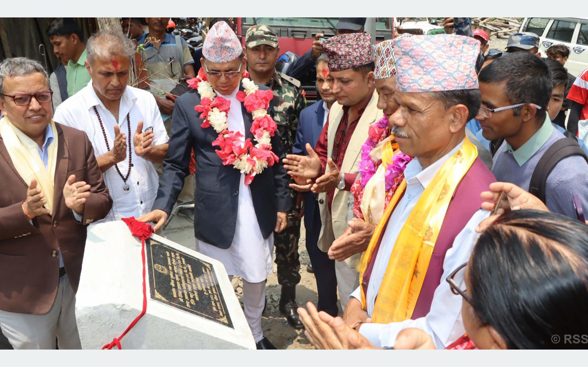 महुरे-फोक्सिङटार सडक ३१ वर्षपछि  कालोपत्र हुँदै