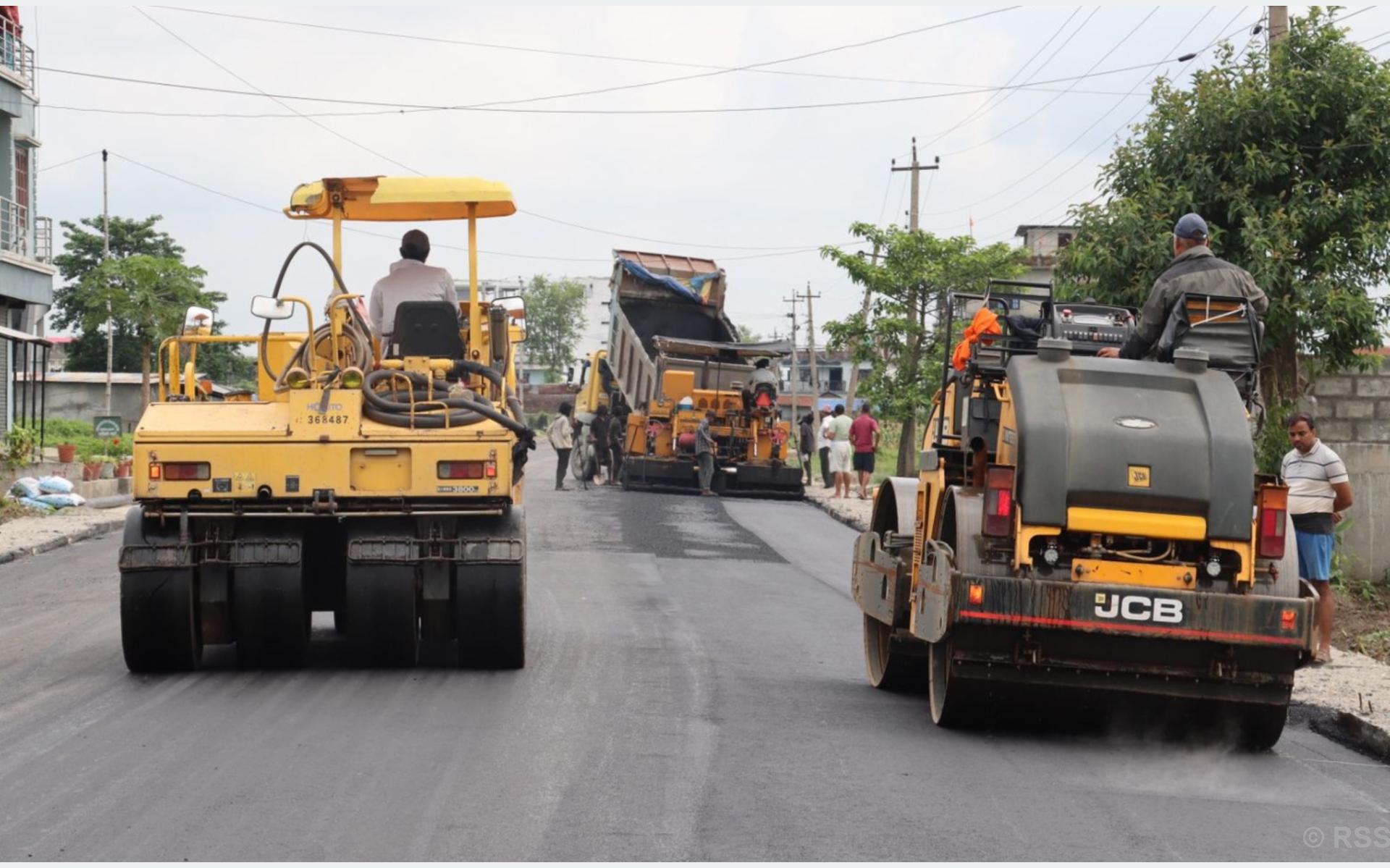 बिर्तामोडका विभिन्न सडक धमाधम कालोपत्र गरिँदै