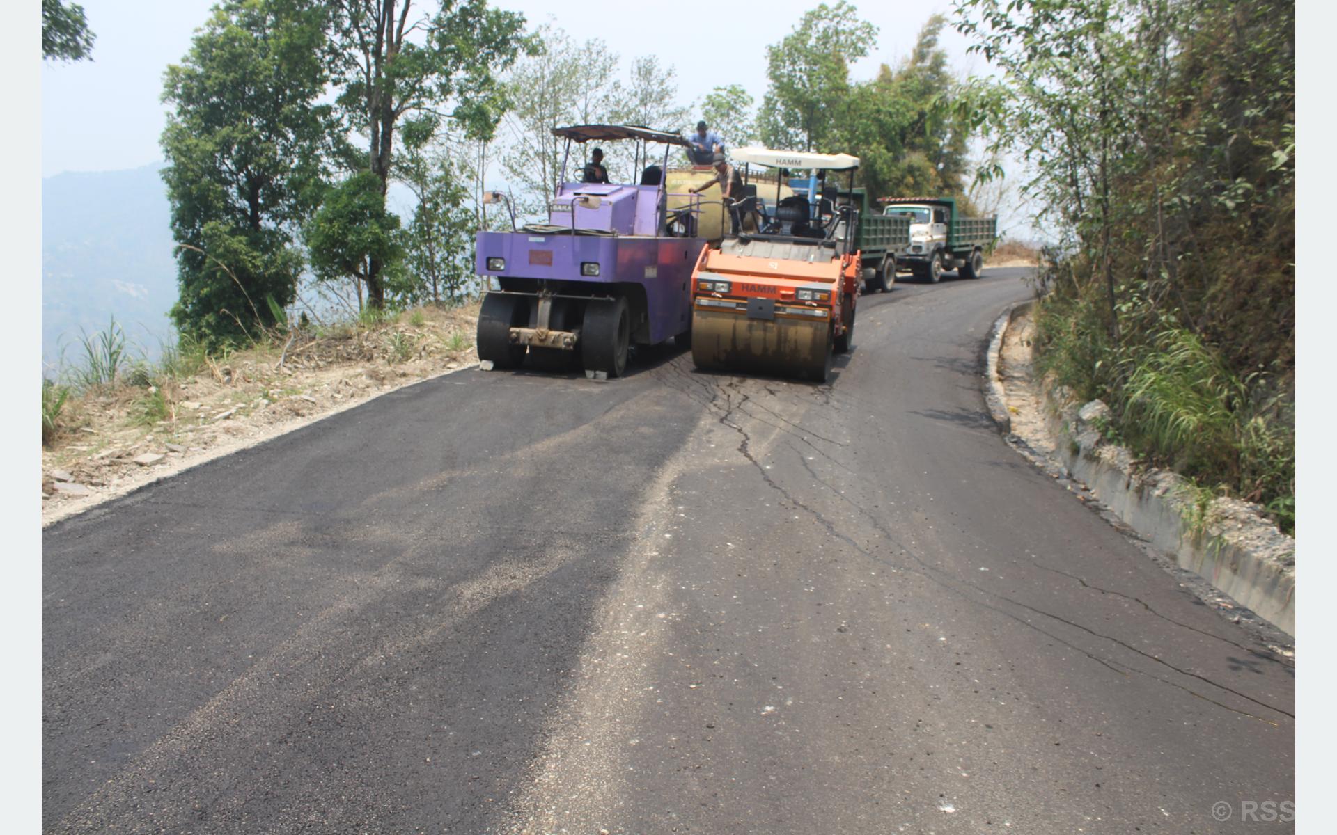 ट्रयाक खोलेको ८.३६ किलोमिटर सडक कालोपत्र गर्न लाग्यो २८ वर्ष