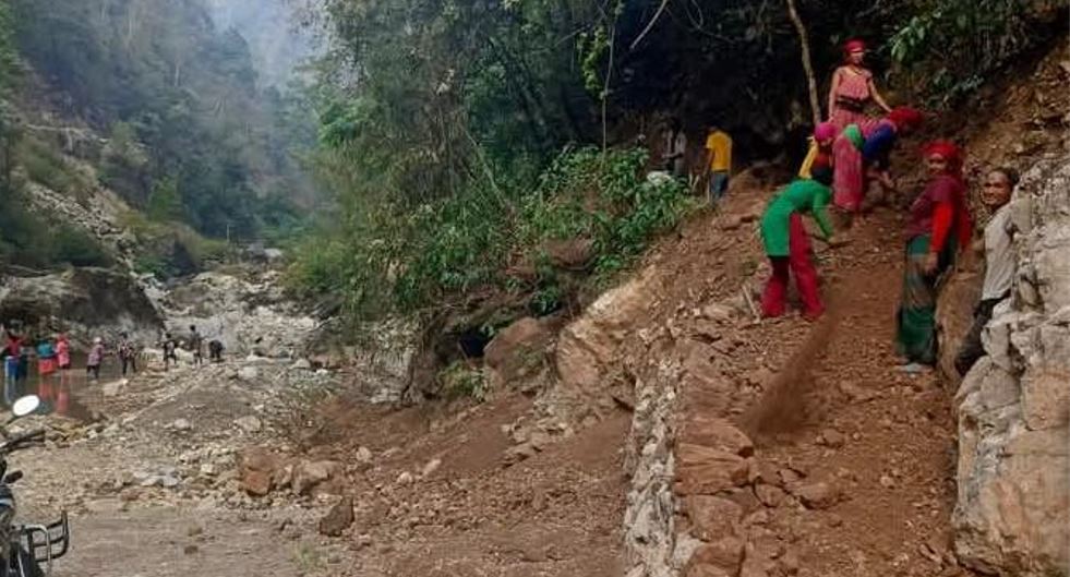 १२ वर्षसम्म नबनेपछि स्थानीय आफै पुल बनाउन थाले