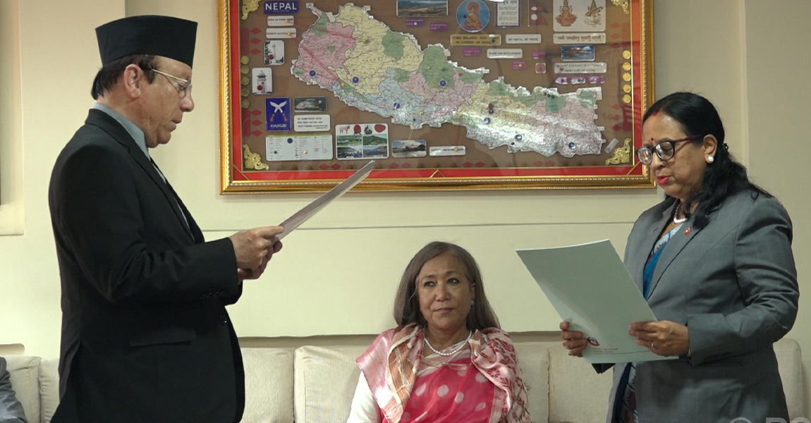 दुई आयोगका अध्यक्षले लिए शपथ