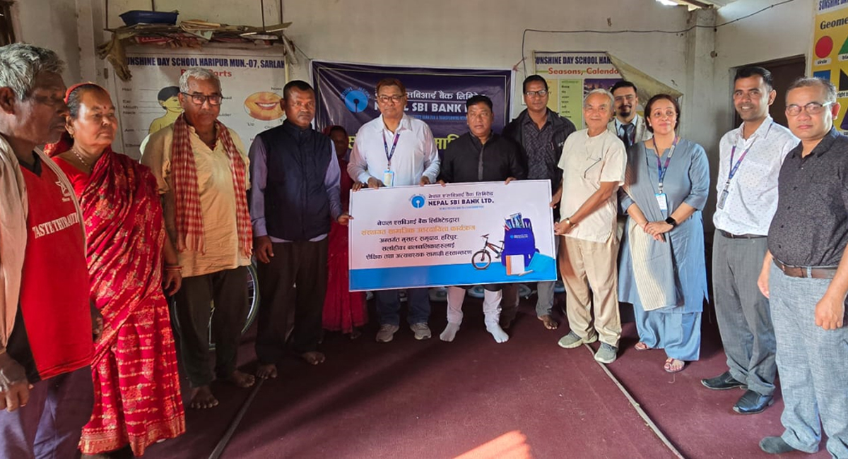 नेपाल एसबीआई बैंकद्वारा सर्लाहीका मुसहर समुदायलाई शैक्षिक सामग्री वितरण