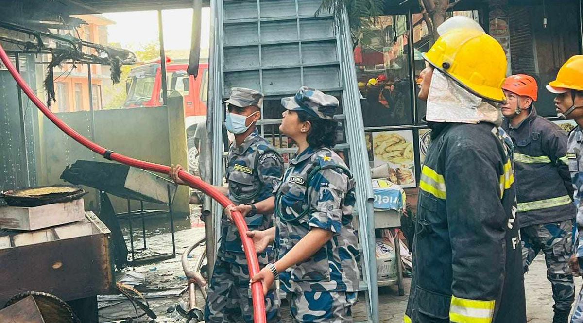 सतुङ्गलको कपडा गोदाममा आगलागी (तस्बिरहरू)