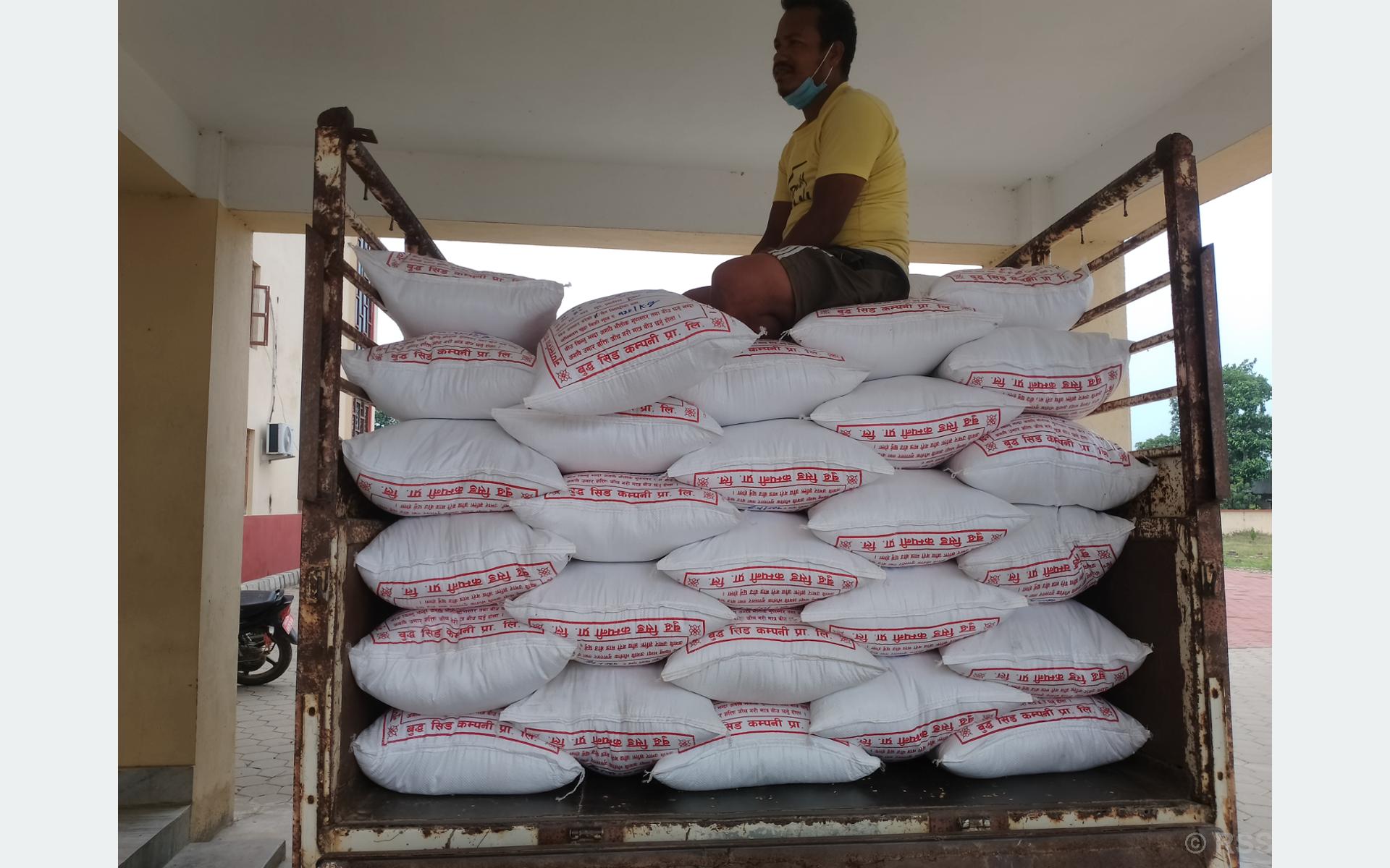 पाल्हीनन्दका किसानले पाए धानको बीउ