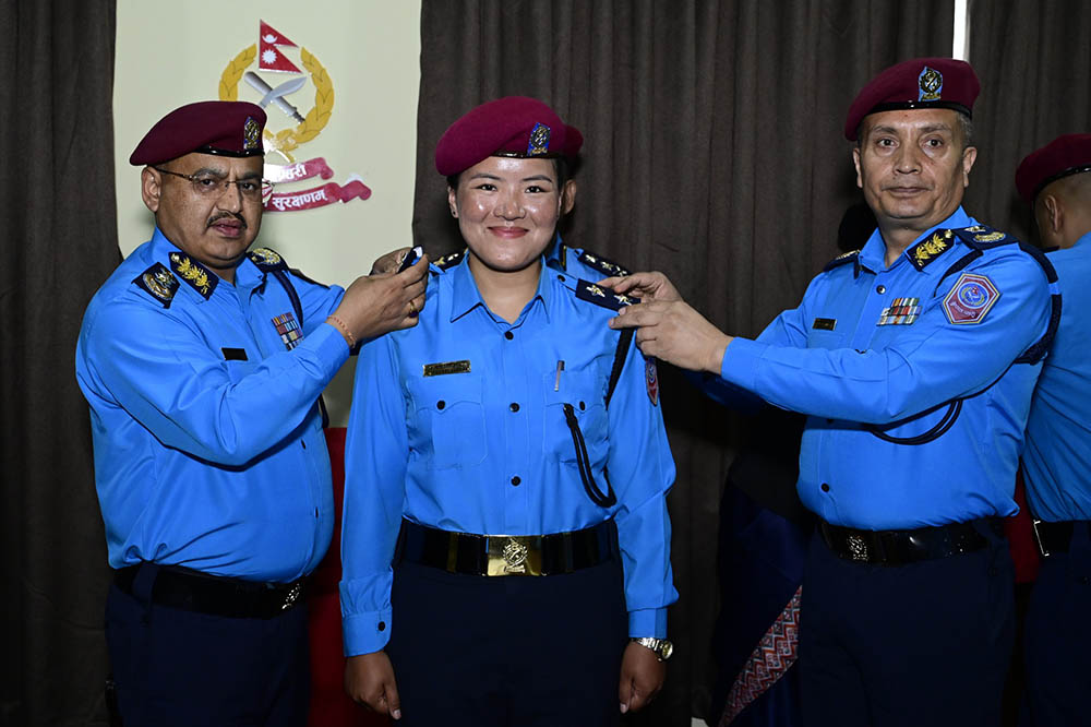 सगरमाथा चढेर बढुवा पाएकी प्रहरी नायव निरीक्षक शेर्पालाई दर्ज्यानी चिह्न प्रदान