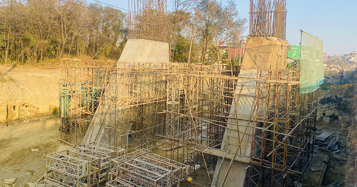 गुज्रिन लाग्याे सेती नदीमा निर्माणाधीन ‘सिग्नेचर’ पुलको म्याद , तर आधा पनि भएको छैन काम