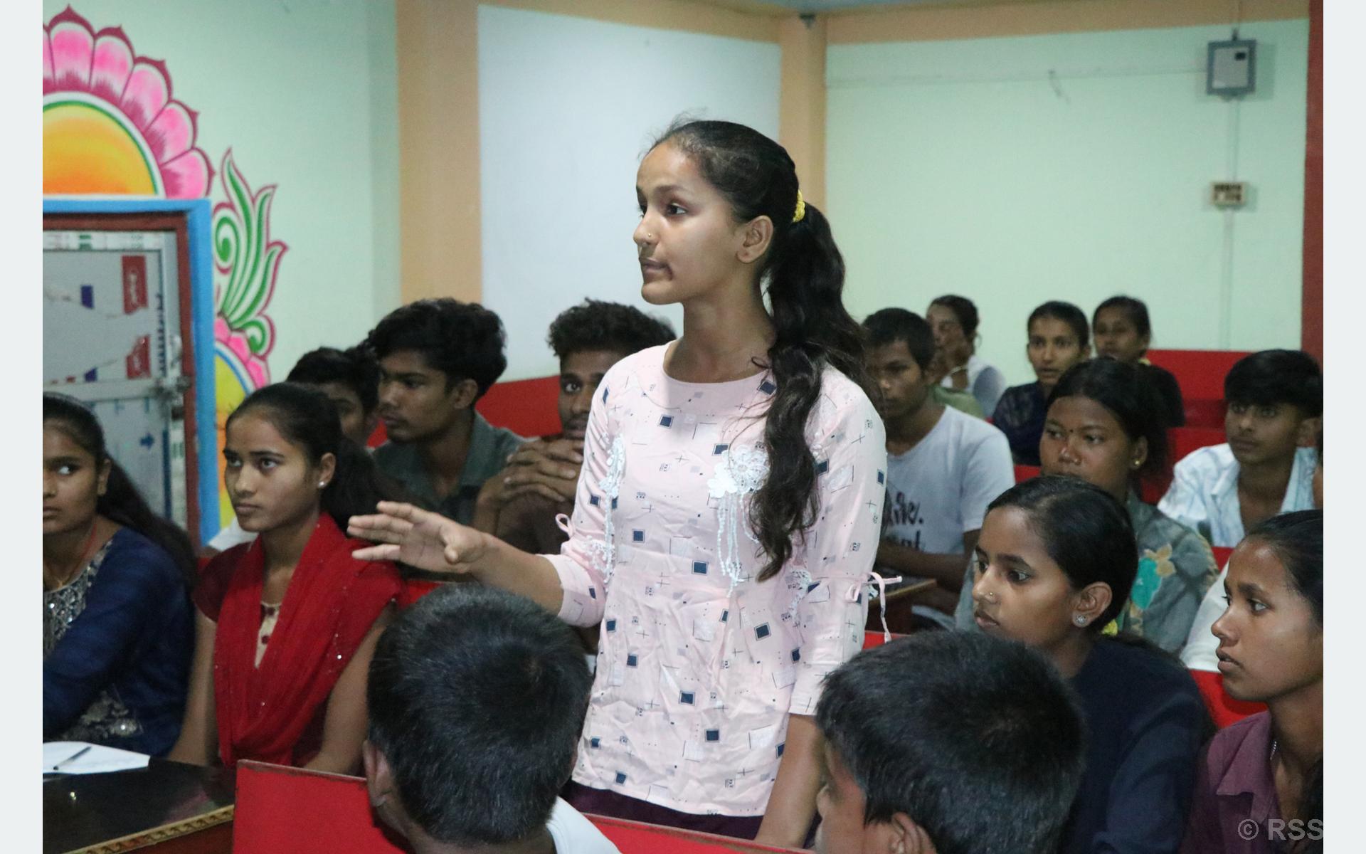 मेयरलाई विद्यार्थीको प्रश्न- हामी कहिलेसम्म अर्को पालिकाको विद्यालयमा पढ्न जाने ?