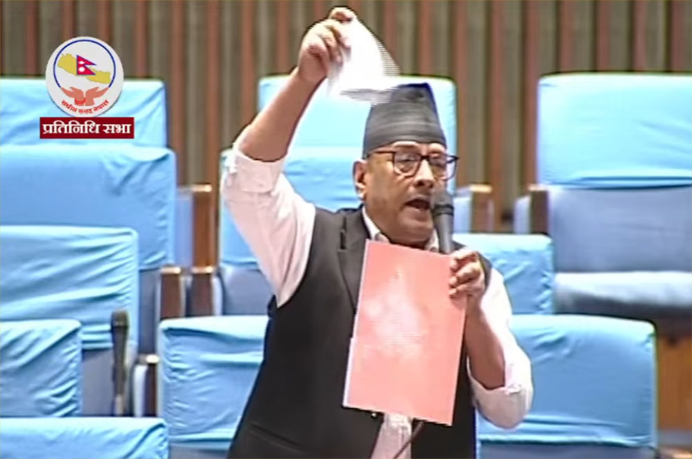 एकीकृत समाजवादीका सांसदले संसदमै च्याते बजेट पुस्तिका, यस्तो छ कारण