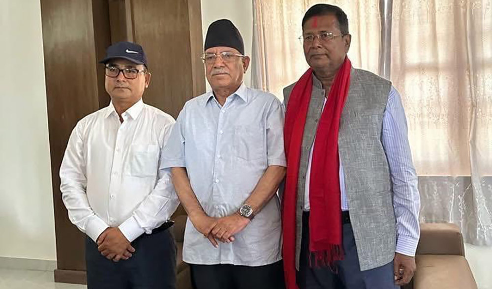 एमालेका सल्लाहकार माओवादी केन्द्रमा प्रवेश, प्रचण्डले लगाए टीका