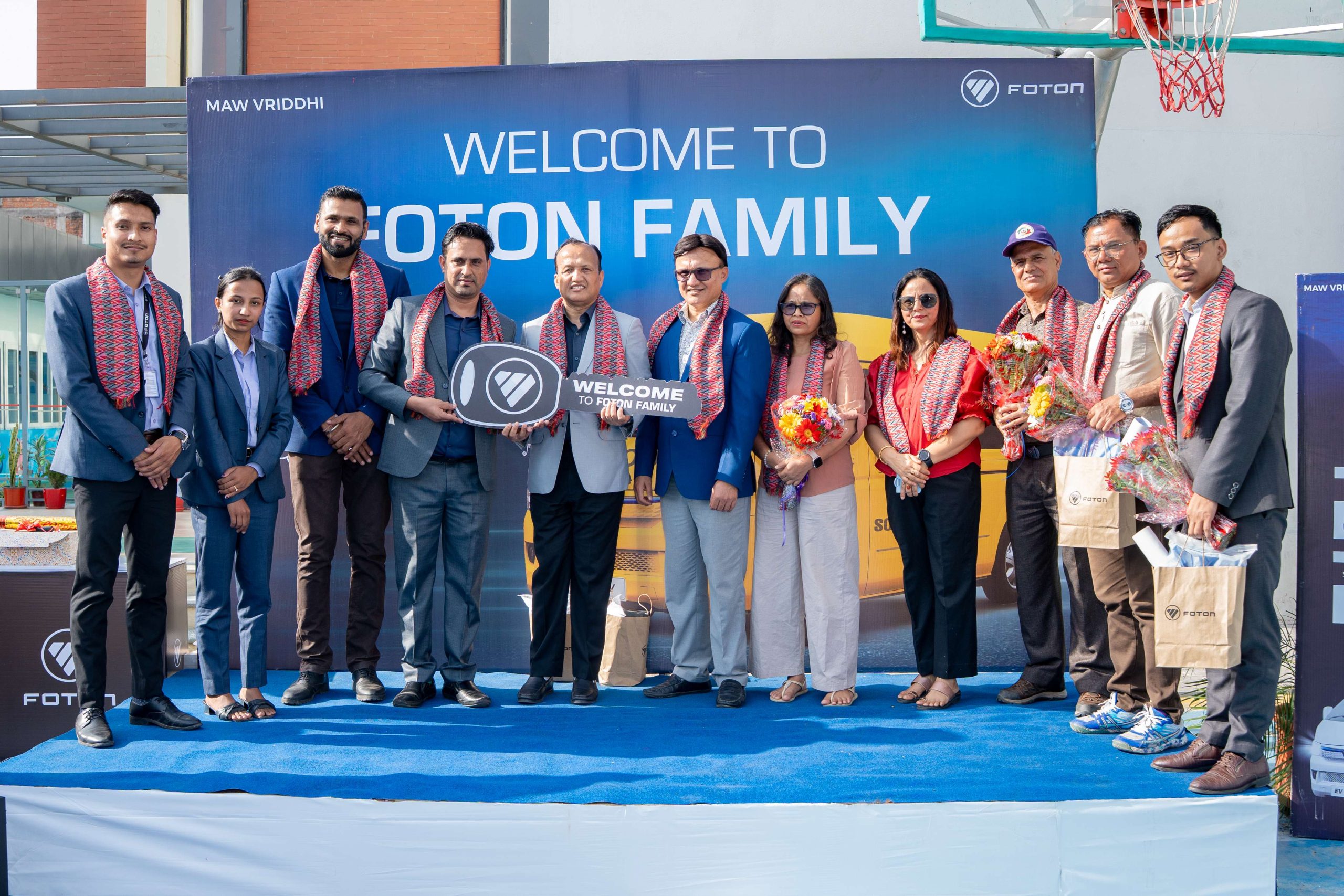 जेभियर इन्टरनेशनल स्कूललाई १३ वटा फोटोन माउन्टेन इभी भ्यान हस्तान्तरण