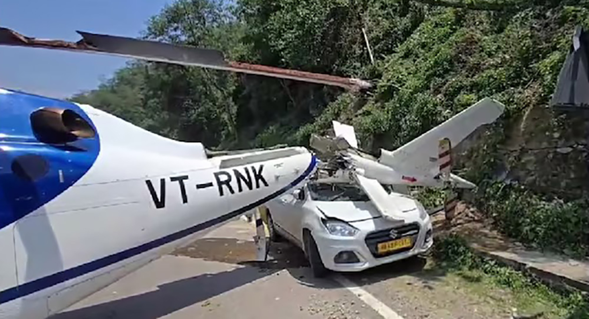 सडकमा कारमाथि अवतरण गर्‍यो हेलिकोप्टर